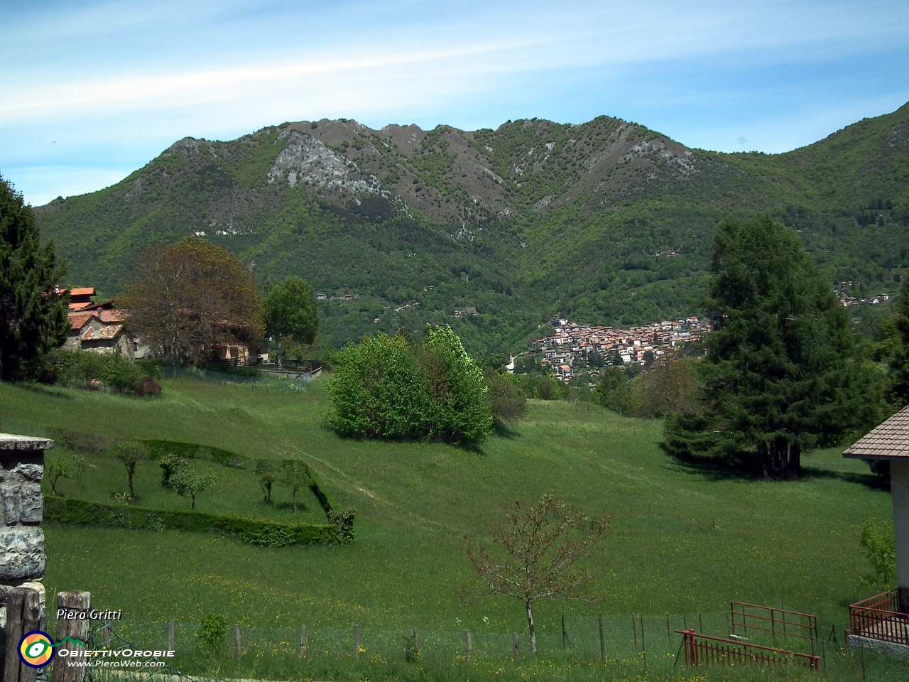 56 Ortanella (954 m.) con vista verso Esino Lario....JPG